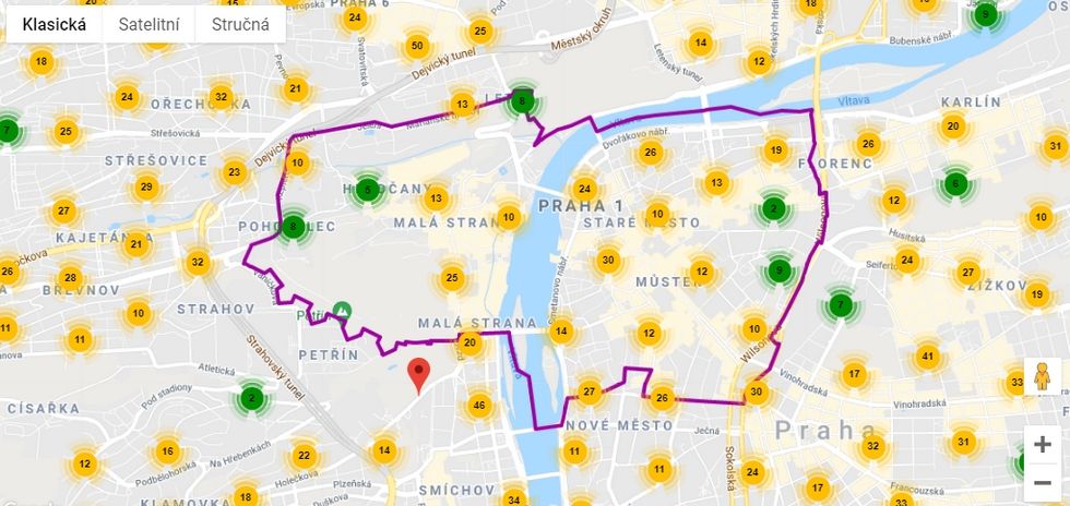 Mapa na Parkuj v klidu zobrazuje údaje o zónách placeného stání v Praze.