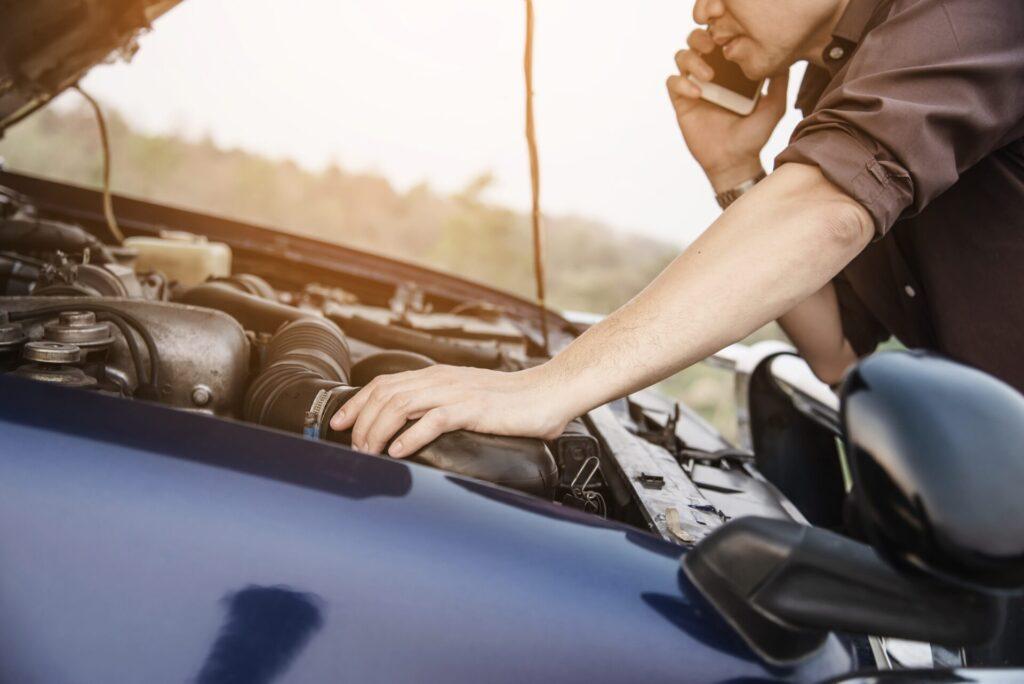 Maximální nabíjecí napětí autobaterie by zpravidla nemělo přesáhnout 14,8 V.