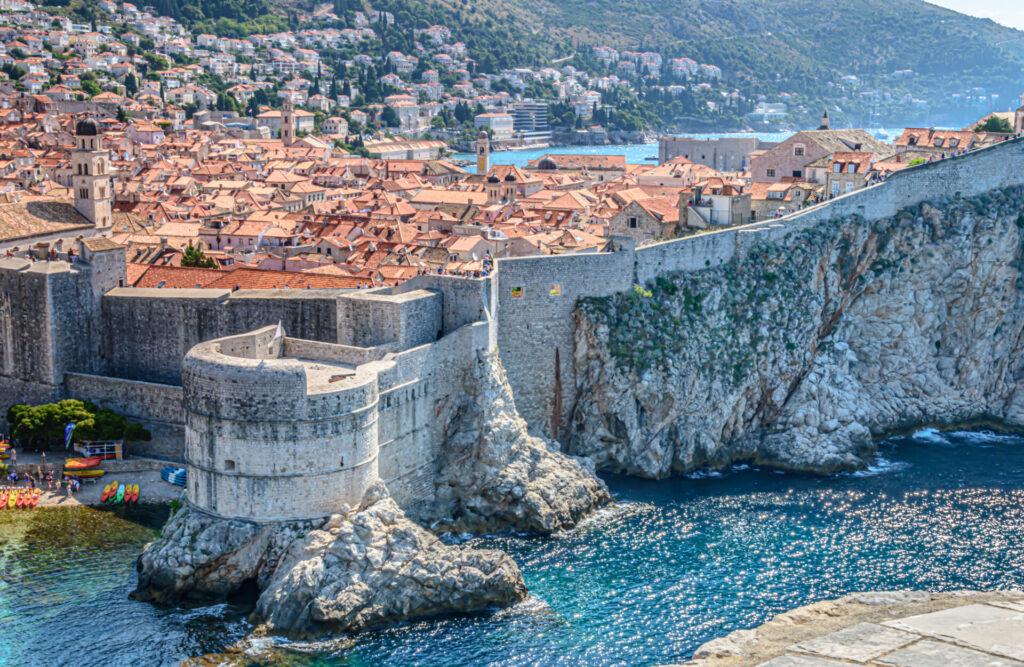 Dubrovník je sice dál, ale cesta k němu odmění řidiče úchvatnými scenériemi dalmatského pobřeží.